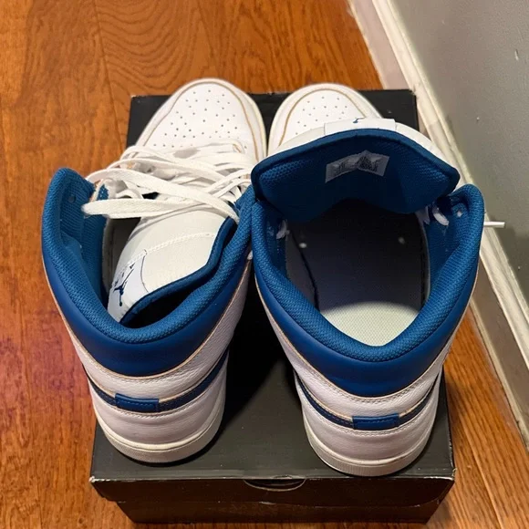 Air Jordan 1 Mid SE - Picture 5 of 6